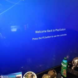 PS4 PRO LIKE NEW AND 5 GAMES