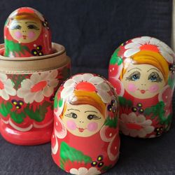 Vintage 5 PC Nesting Dolls Red with Flowers 6.2"
