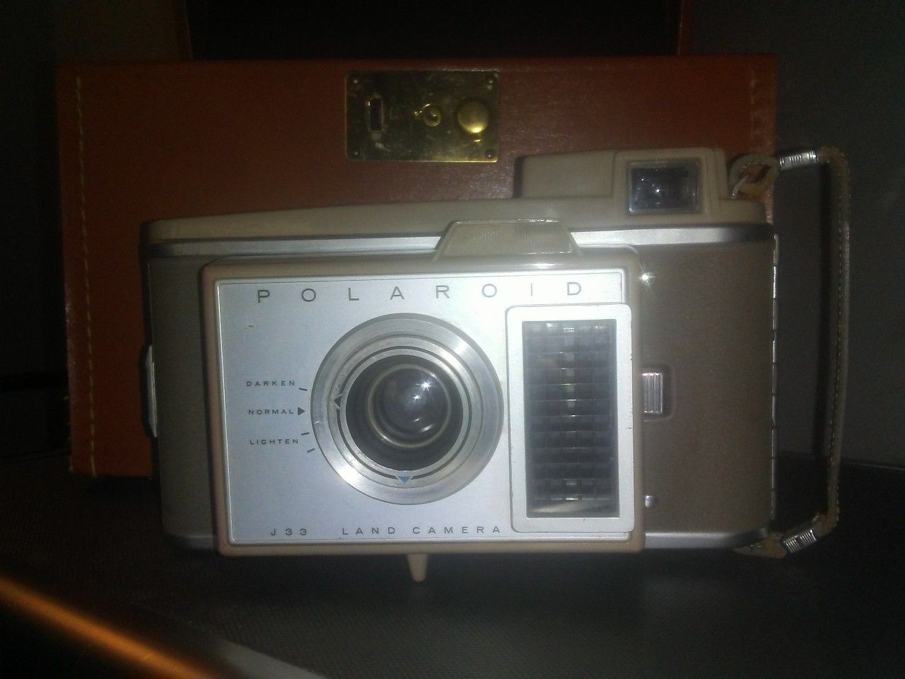 POLAROID J33 LAND CAMERA W/CASE