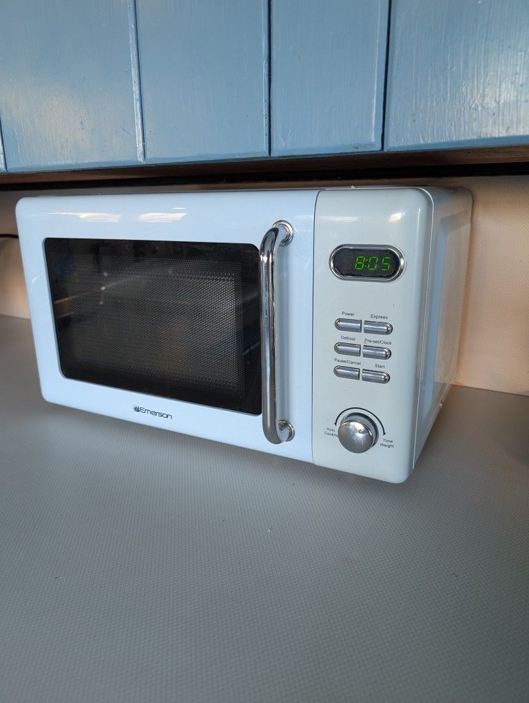 Retro Compact Countertop Microwave Oven with Button Control, LED Display, 700W 5 Power Levels, 8 Auto Menus, Glass Turntable and Child Safe Lock, 0.7