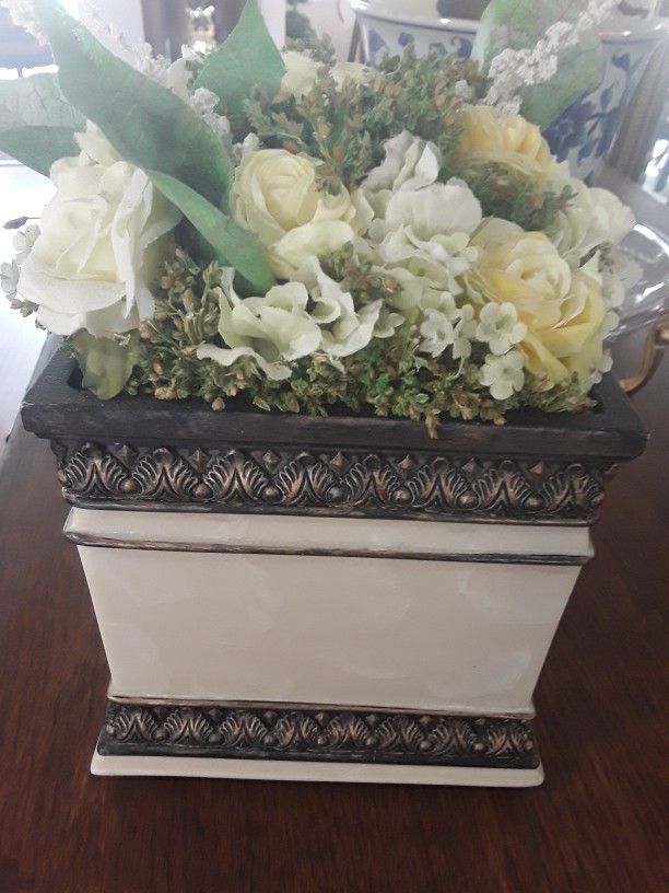 Beautiful Like New Decor Flower Pot In Weeki Wachee Spring Hill