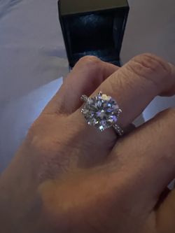 5-carat moissanite solitaire ring with pavé-style band in 925 sterling silver (sizes 6/7) – Includes LED-lit gift box – New 💍💎 – $210.00 or best off