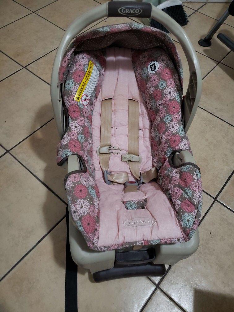 Graco Baby Car Seat With Base 50 Dlls