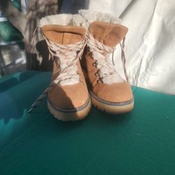 Warm  Ladys  Boots Size 9. By TIME TRI,I ASK $35.00