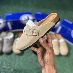 Women’s 7, Youth 5.5 - “Beige” Birkenstock Clogs 🐪