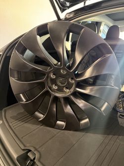 21” Tesla Model Y Uberturbine - crack and curb rash
