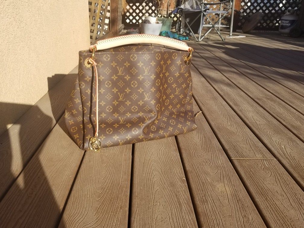 Louis Vuitton Artsy authentic