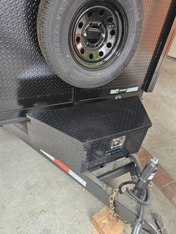 BRAND NEW TONGHE TRAILER TOOL BOX ALUMINUM DIAMOND COLOR BLACK 39" COMES SET KEYS IF SOMEBODY INTERESTED PLEASE TEXT ME ANY TIME HABLO ESPAÑOL THANKS