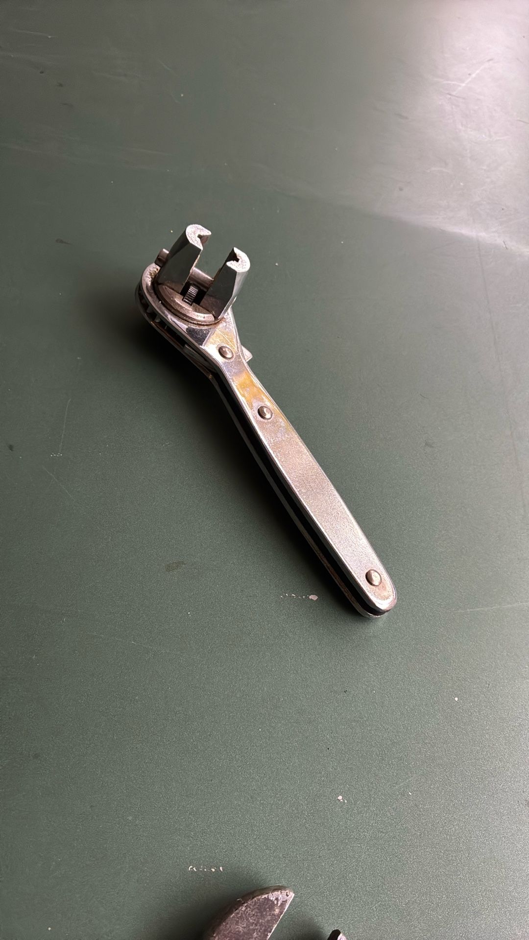Adjustable ratchet wrench