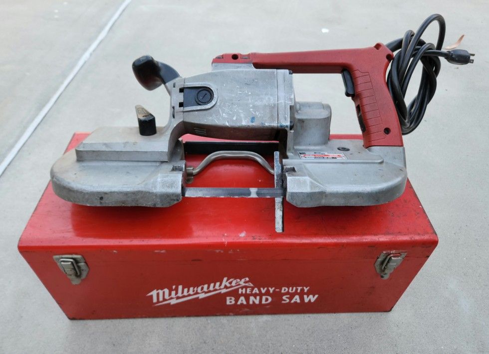 Milwaukee 6225 heavy duty Band Saw 5/6 Amps.
