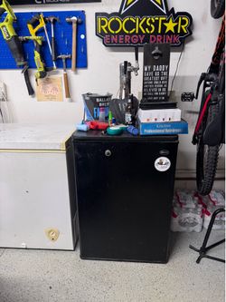 Dual tap kegerator w/co2 & 3 refillable kegs