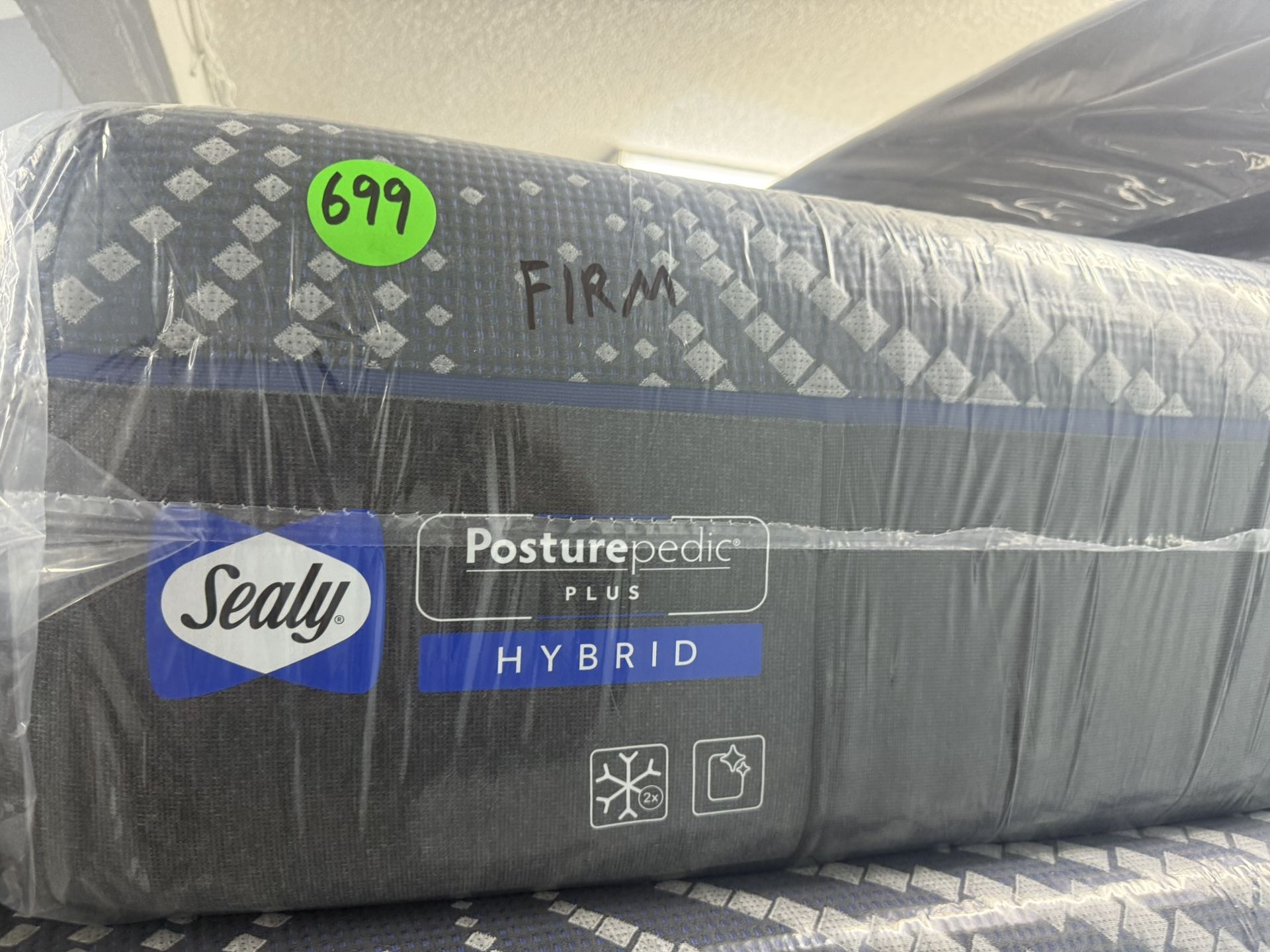 TWIN XL SEALY POSTUREPEDIC HYBRID (FIRM) MATTRESS & BOX SPRING BED SET