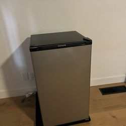 Fridgdaire Mini Fridge