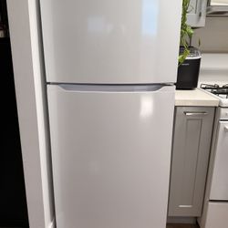 Frigidaire 18.3 cu ft Top Freezer Refrigerator – Great for Home or Garage