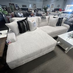 Beige Sofa W/3 Person Chaise 💛😍