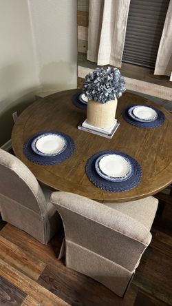 Round table 2 chairs
