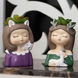 2 pc Resin flower pots great for small succulent plants.