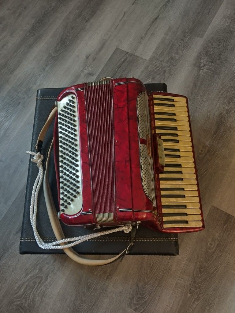 ITALY ACCCORDION, VERONA ARTISTE. good Condition, it Works Fine $280 Obo Make Offer