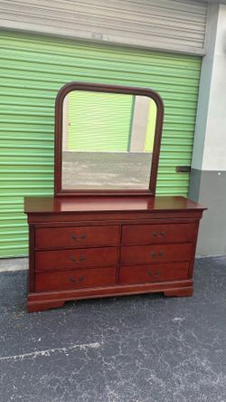 Wooden dresser with mirror. Gavetero de 6 gavetas con espejo
