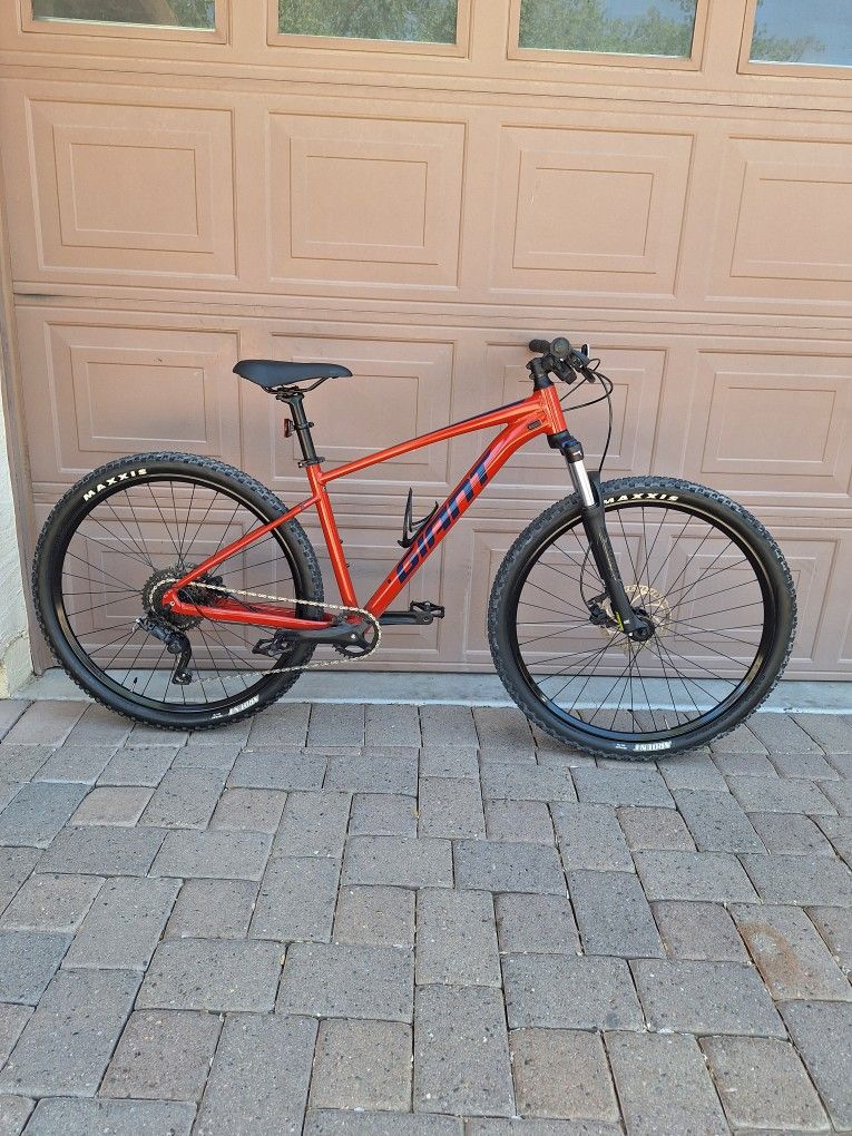 GIANT TALON 2 MOUNTAIN BIKE 29 ER 1 X 9 SPEED LIKE NEW( CHECK MY OTHER BIKES)