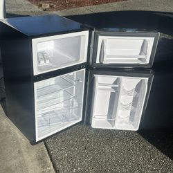 Insignia Mini Fridge Near New Condition 