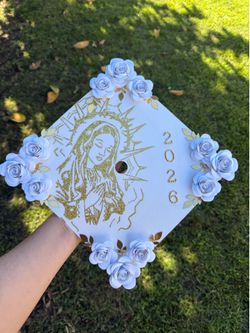 Custom graduation cap topper  Adorno para birrete de graduación 👩‍🎓  Ya disponible para tomar pedidos  Elige , inspírate en un modelo  Que te guste 