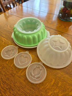 Vtg Tupperware Green and White Jello Mold Set with Decorative Imprint Lids