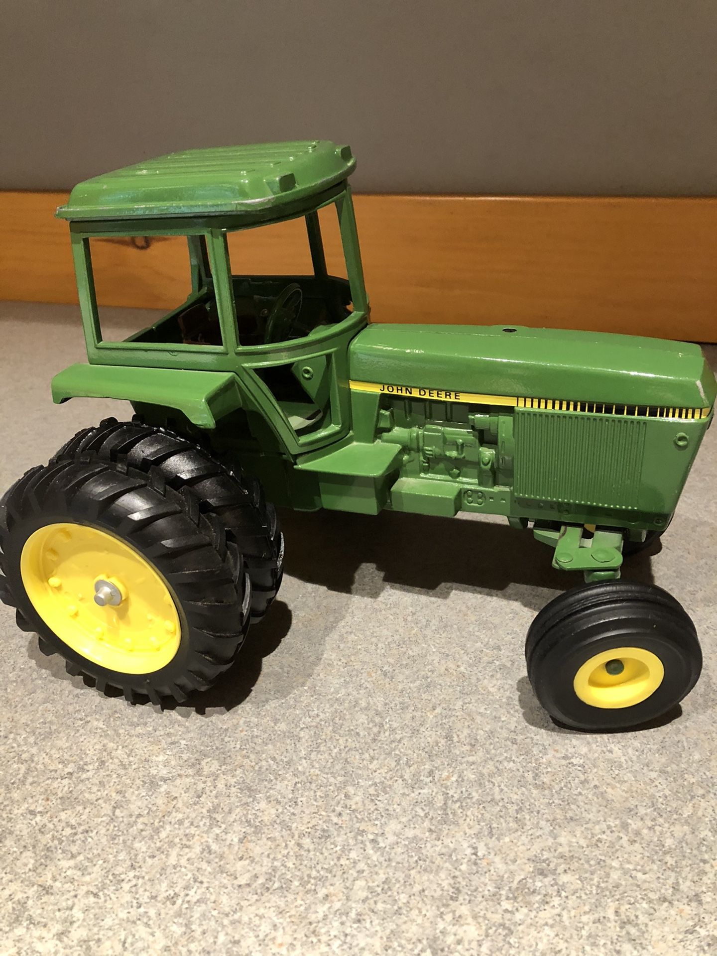 ERTL John Deere tractor 512-7216