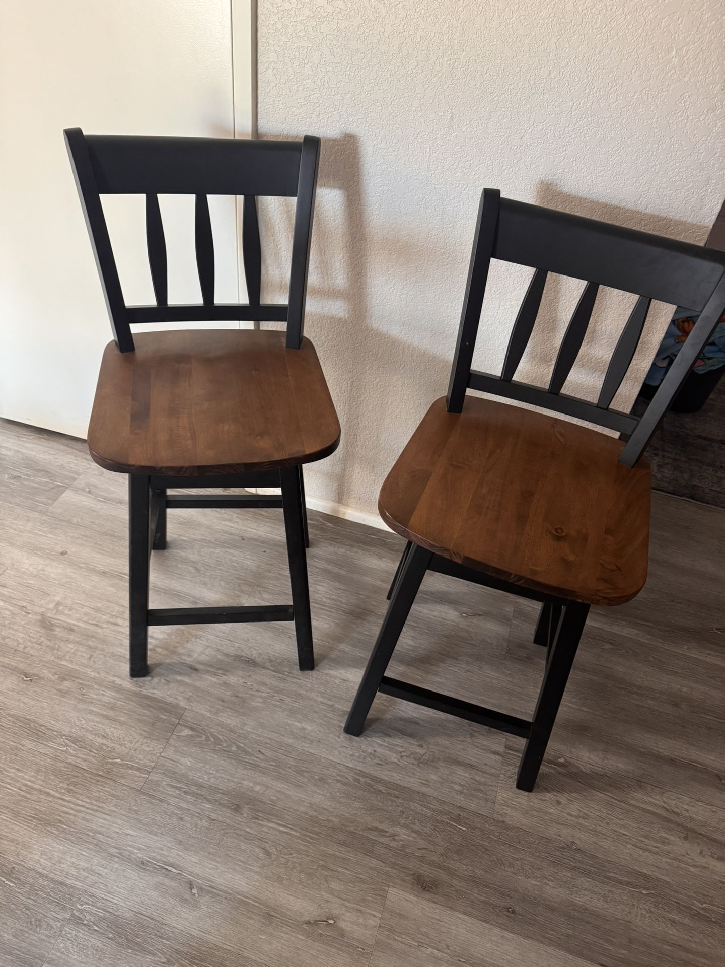 2 Bar stools