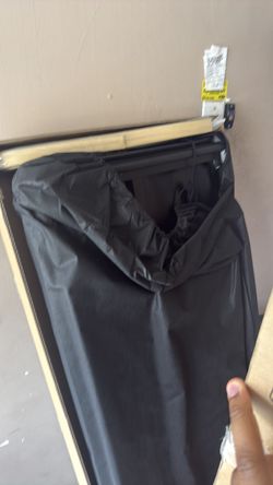 Brand new in box never opened jeep gladiator bed cover.