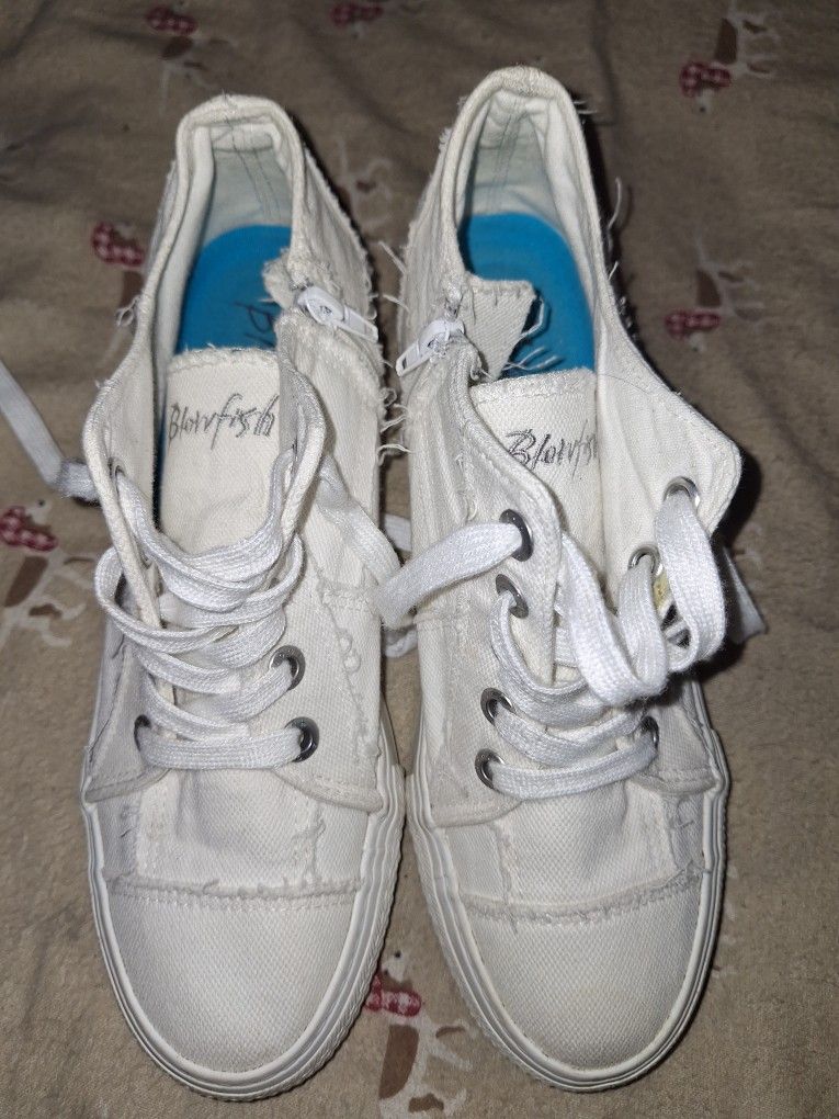 Girls White Rip Look Sneakers, Blowfish, Sz5, Hidden Wedge Heel
