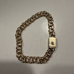 Woman Jewerly Gold And Diamonds 