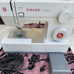 Singer classic Sewing Machine 44S