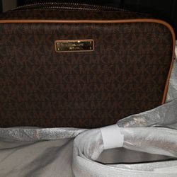 New Michael Kors Signature Jet Set East West Crossbody 