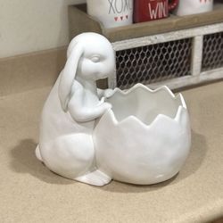 Rae Dunn HOP bunny w/cracked egg 11x11 1/2