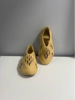 Yeezy DSRT Sand Foam RNR size 10