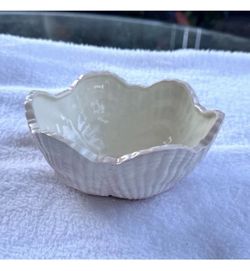 White Ceramic Shell-Shaped Bowl