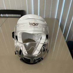 This martial arts head protection is perfect for those who want to keep themselves safe while sparring. The headgear is in good condition with normal 