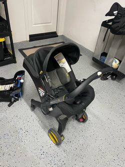 Doona Car Seat/Stroller + 2 Bases