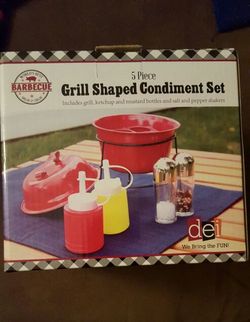 Grill shaped condiment set