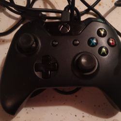 XBOX ONE CONTROLLER WITH REMOVABLE BATTERY + CABLE