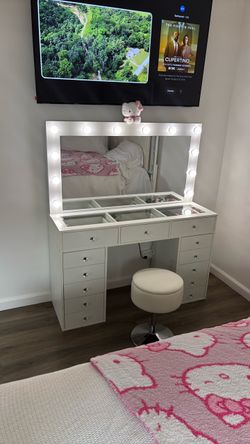 New White Hollywood Vanity Table with Lighted Mirror