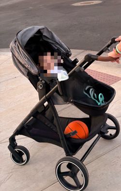 Barely used swivel infant car seat and stroller system.
