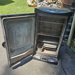 Bass Pro Shops Electric Smoker Pre-owned in good condition. Needs cleaning. 

Pickup in Burrsville, MD just outside of Denton, MD/Harrington, DE 21629