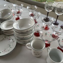 63 Piece Set Pfaltzgraff Winterberry China Set. Like NeW