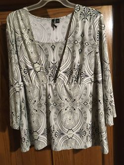 Essentials by Milano white black green Paisley top v-neck size 1X