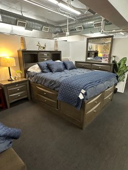 Queen Size Bed Frame & mattress Only  new in a box.   Venta de camas  cama Queen y Colchon solamente