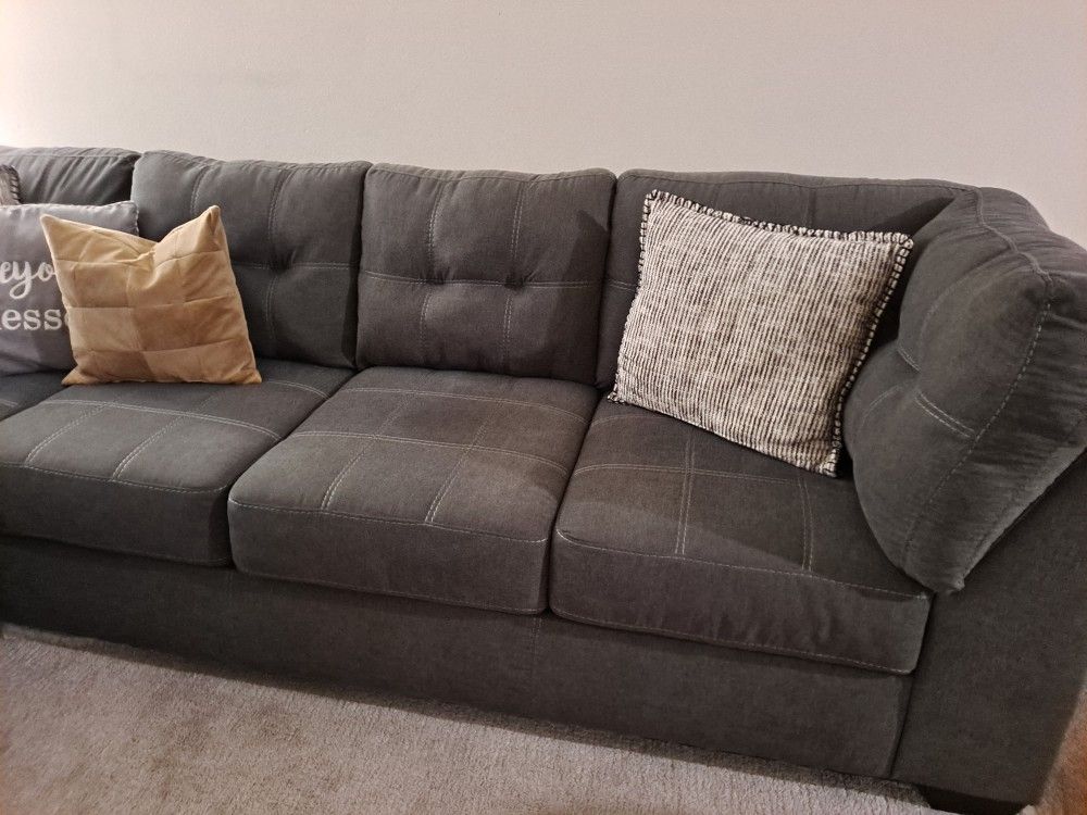 couches Ashley gray sectional, in excellent condition.