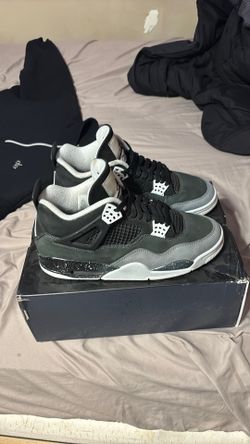 Grey Jordan 4 retro
