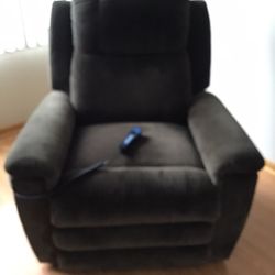 La-Z-Boy Power Lift/recliner Chair